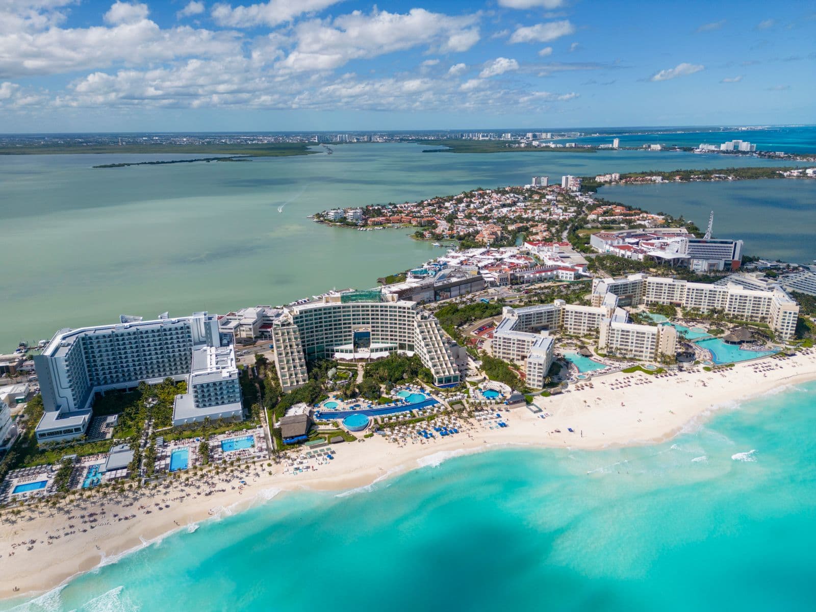 Vista aérea de los hoteles y la playa de Cancún