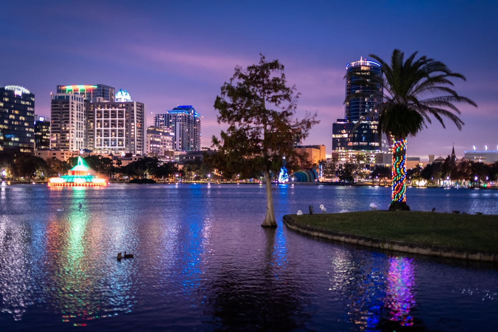 Horizonte de Orlando reflejado en el lago Eola al anochecer