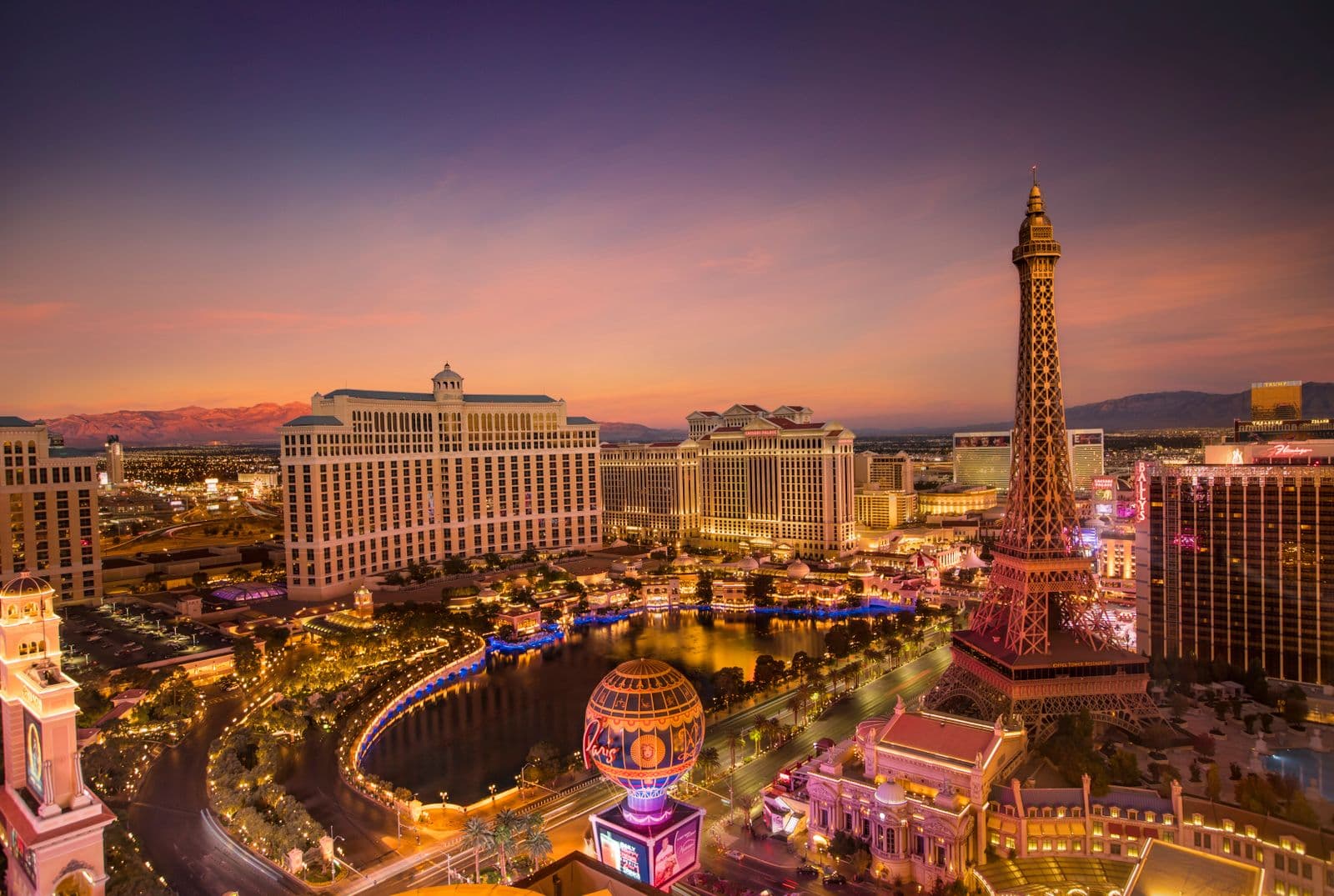 Vista aérea del Strip de Las Vegas al atardecer